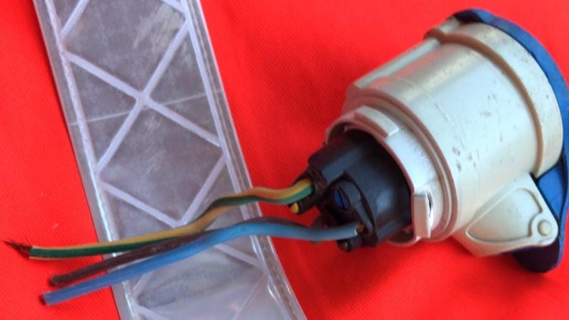 Tranciano cavi di ricarica all’ambulanza per mettere fuori uso i defibrillatori