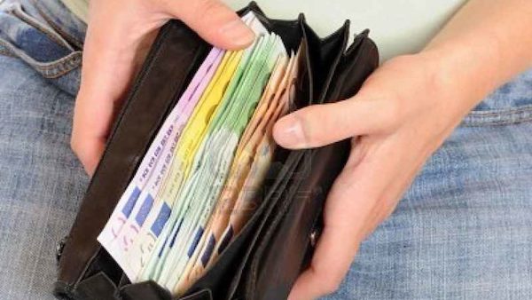 Anziano derubato fuori dalla banca: i carabinieri arrestano il ladro 70enne