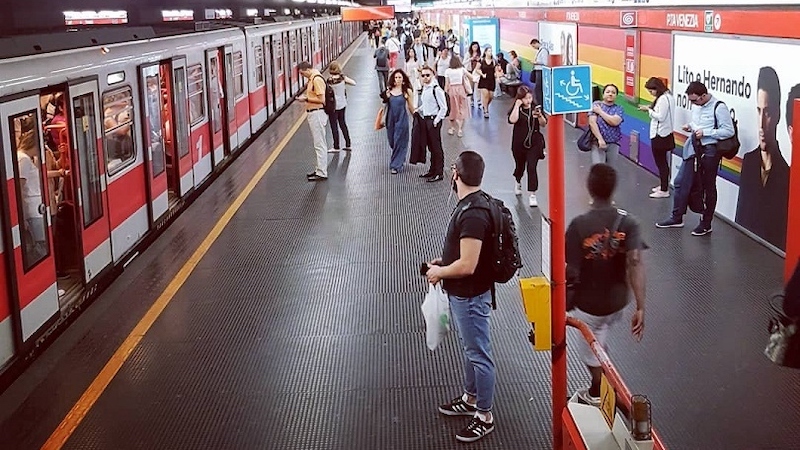 Blocca la metro 9 volte tirando il freno d’emergenza