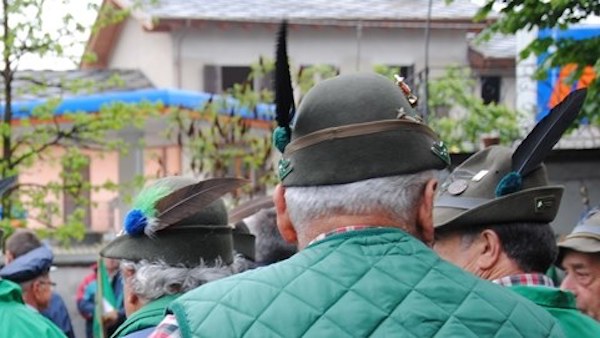 Cappelli degli alpini smarriti dopo l’adunata, nasce un gruppo Facebook per i “persi e ritrovati”