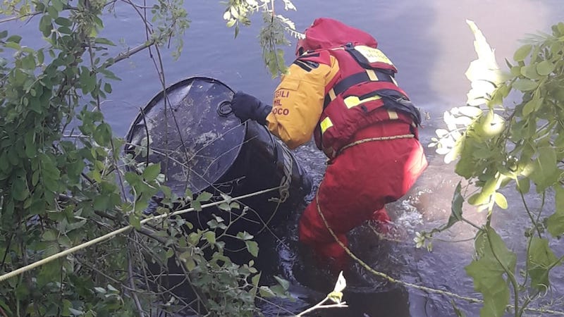 Fusto di olio gettato nella roggia: recuperato da pompieri e ambientalisti FOTO
