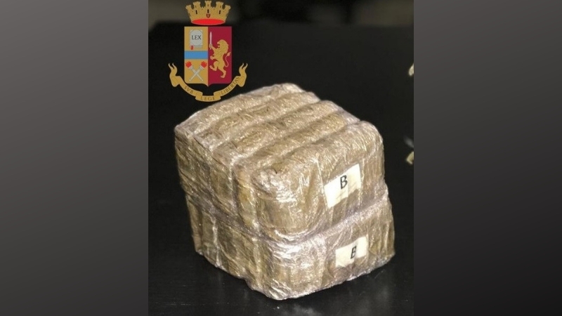 Hashish nel bauletto della moto: spacciatori arrestati dalla polizia a Milano
