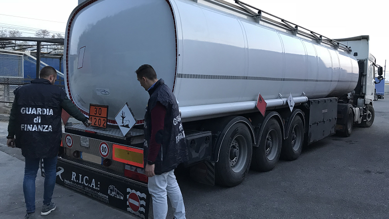 Sessanta tonnellate di gasolio di contrabbando sequestrate dai finanzieri