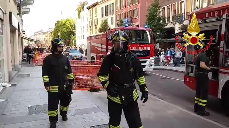 Incendio in un ristorante: intervengono cinque mezzi dei vigili del fuoco FOTO