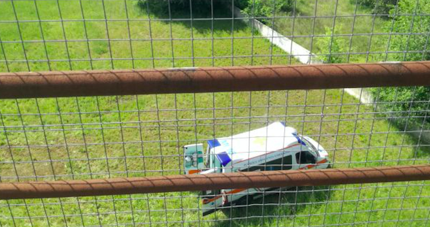 Si butta dal ponte dopo essersi fermato con l’auto in Tangenziale