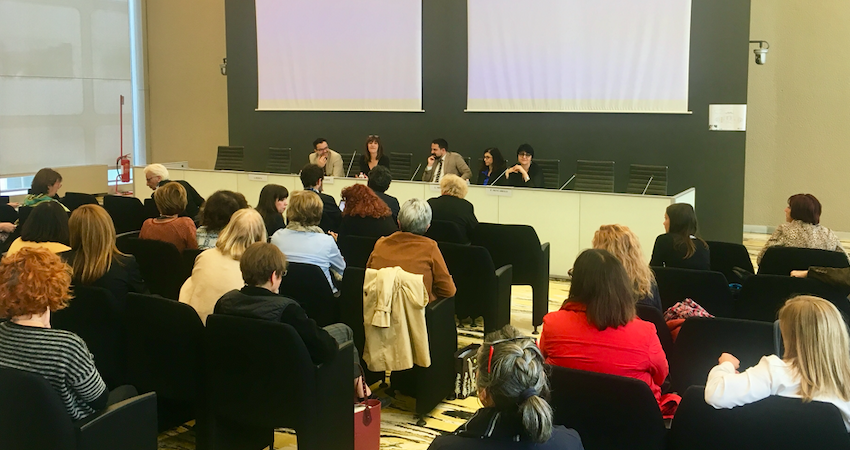 Lavoro: nei servizi le donne battono gli uomini
