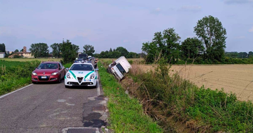 Furgone fuori strada: lunghe code e traffico paralizzato