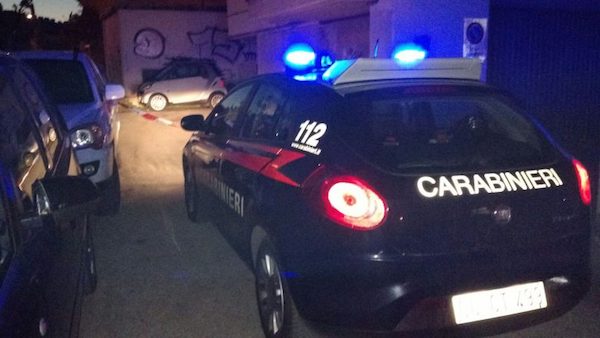 Ubriaco aggredisce due carabinieri e li prende a pugni