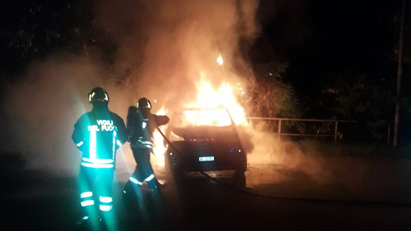 Fiamme nel weekend: auto date alle fiamme a Lacchiarella e Rozzano