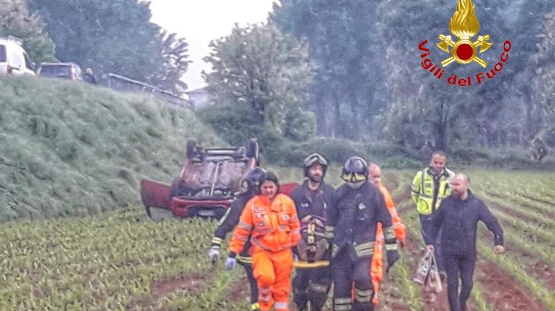 Donna perde il controllo della auto e precipita nei campi FOTO