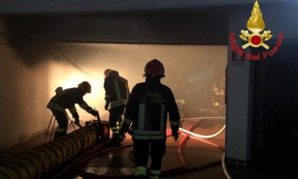 Incendio in un box: sette mezzi dei vigili del fuoco al lavoro