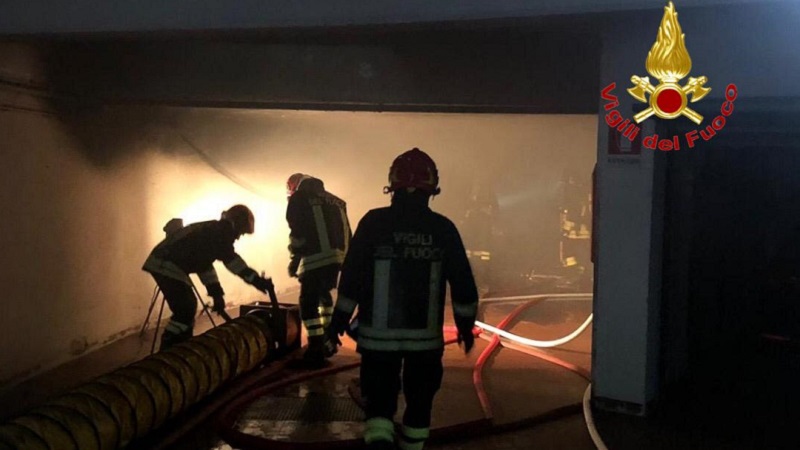 Incendio in un box: sette mezzi dei vigili del fuoco al lavoro