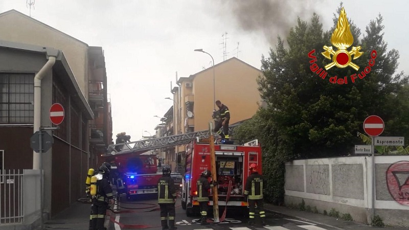 Incendio in azienda: tre automezzi dei vigili del fuoco sul posto