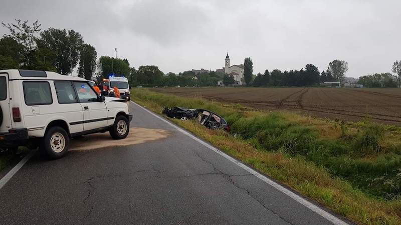 Incidente lungo la strada Mirasole: due feriti e traffico paralizzato
