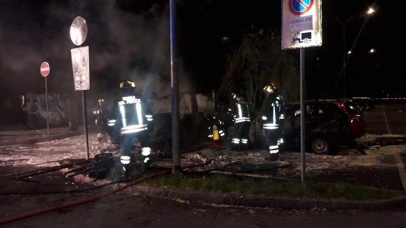 Un camper e due auto incendiate nella notte FOTO