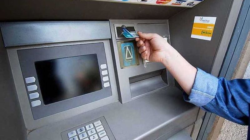 Cercano di prelevare con il bancomat rubato: beccati grazie agli sms