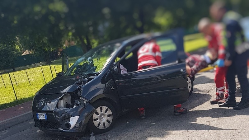 Camion fa retromarcia e provoca incidente: donna ferita nell’impatto