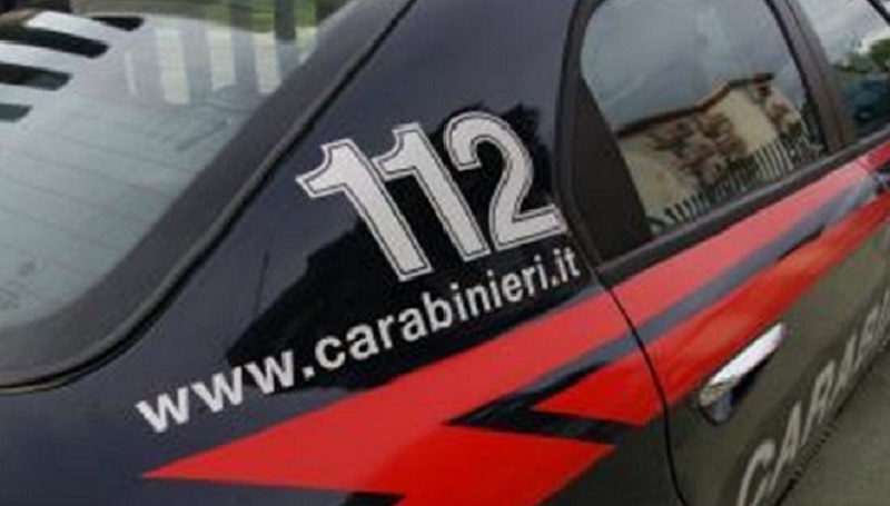Insulti e minacce ai genitori per avere i soldi: arrestato a Cesano