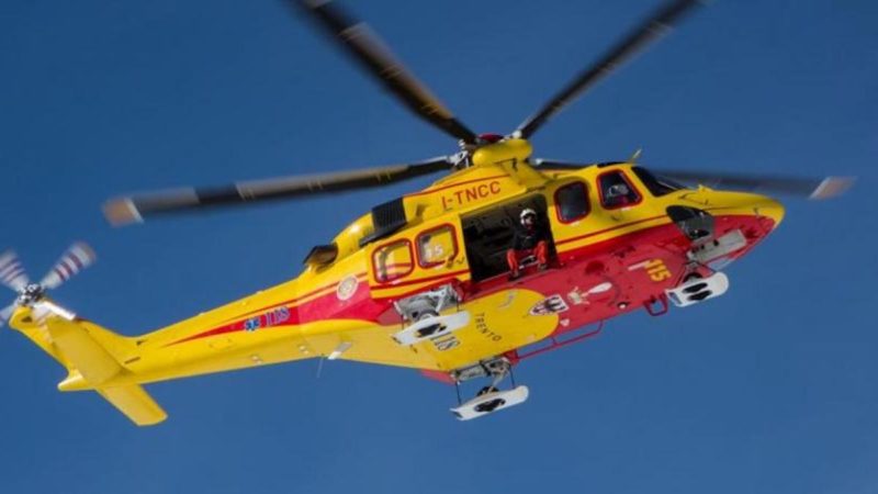 Ciclista investito lungo la provinciale: atterra l’elisoccorso