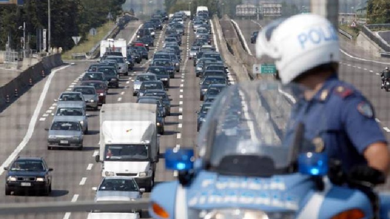 Incidente tra più macchine sulla A4, atterra l’elisoccorso