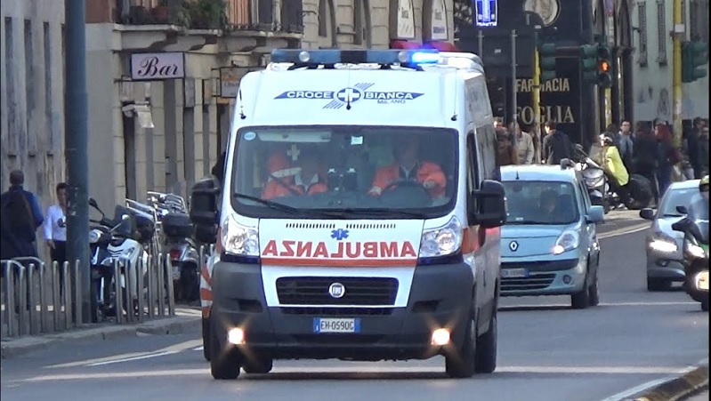 Ordina una bottiglia di gazzosa ma dentro c’è acido: 14enne ricoverato d’urgenza