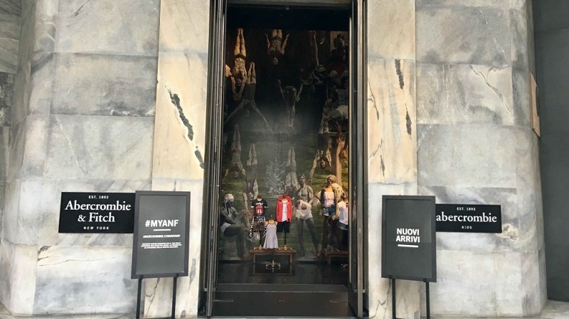 Crollo in Borsa per Abercrombie: chiuderà il negozio di Milano