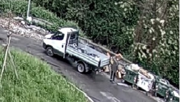 Incivile scarica rifiuti edili sulla strada: beccato dalle telecamere e multato