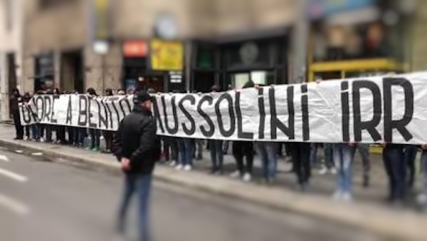 Striscione fascista prima della partita: nove Daspo per gli ultras