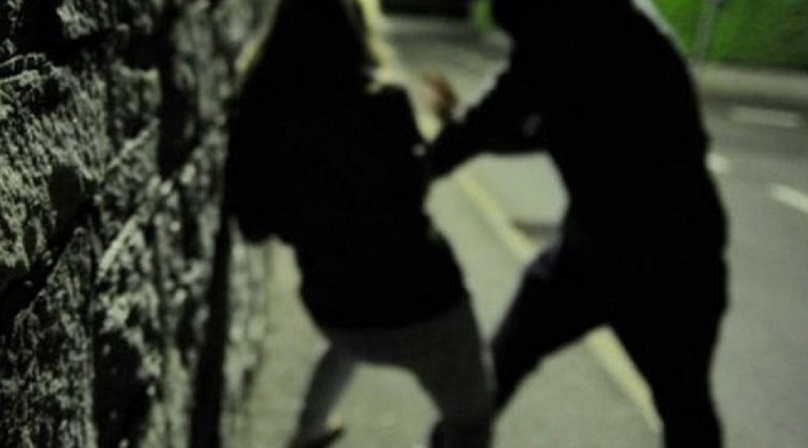 Violenta ragazza di 18 anni al parco: arrestato dai poliziotti