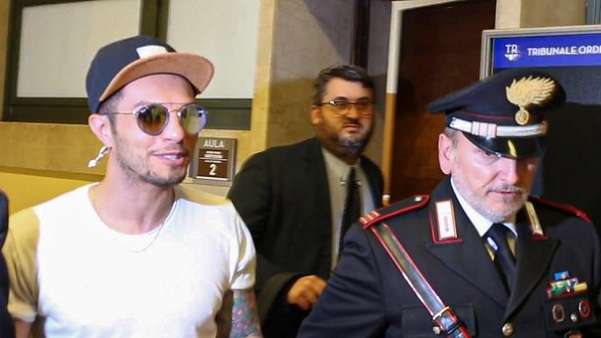 Marco Carta e il furto alla Rinascente, spunta la testimonianza di un addetto alla sorveglianza