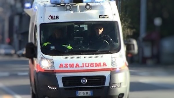 Auto contro moto a Corsico: un ferito e traffico paralizzato