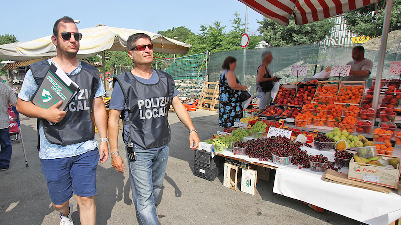 Blitz contro gli abusivi al mercato: sequestrati 80 chili di alimenti