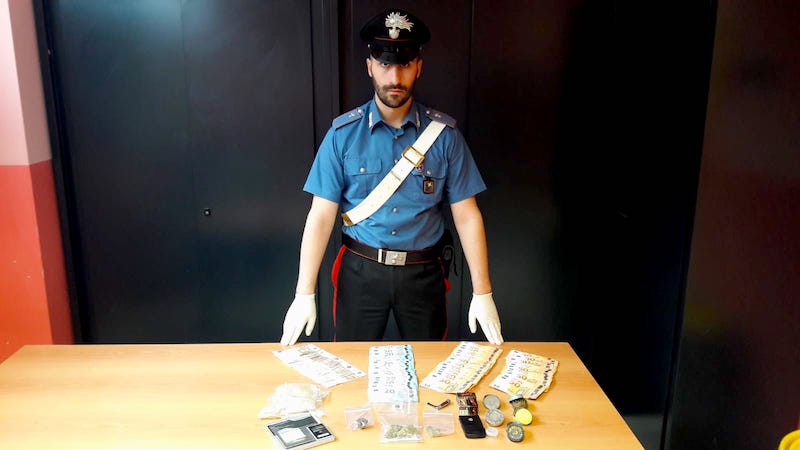 Droga in casa e nella borsa: arrestata coppia di spacciatori
