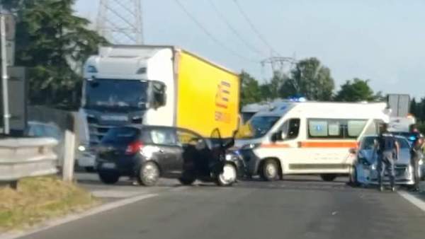 Incidente tra due auto: soccorsi sul posto e traffico in tilt