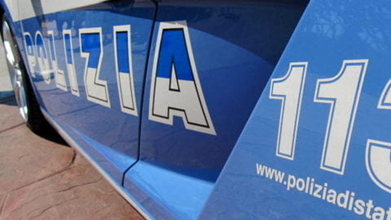 Picchiata e chiusa in casa dal marito si butta dalla finestra