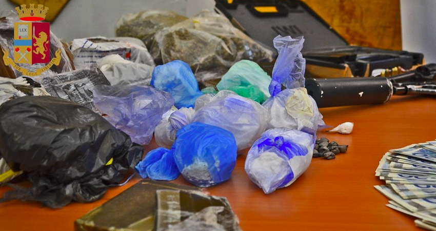 Armi e droga in casa: arrestati nel quartiere Lorenteggio