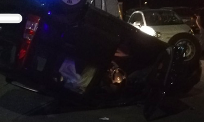 Incidente nella notte: auto ribaltata in via Manzoni