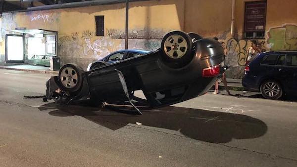 Si ribalta con la macchina a Milano: illeso il conducente