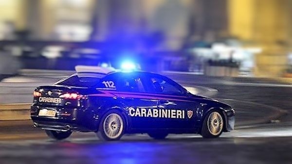 Spara ai carabinieri durante un inseguimento e scappa: trovato e arrestato