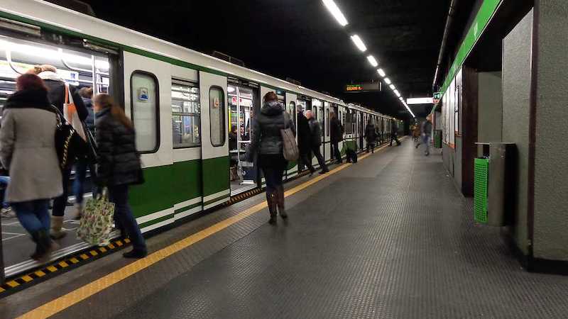 Tentato suicidio a Famagosta, circolazione sospesa sulla Metro 2