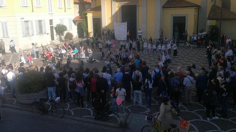 Gli Ugualmente Artisti incantano Corsico con un flash mob FOTO
