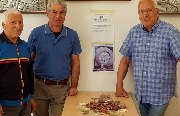 La raccolta fondi degli ortisti regala un defibrillatore alla città