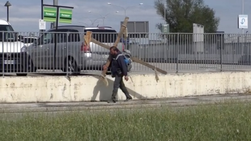 Con la croce in spalla dal Papa, attacca il sindaco Agogliati: “M…a, ti abbiamo comprato noi i voti”
