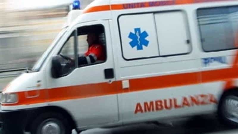 Incidente tra auto: due feriti e strada bloccata