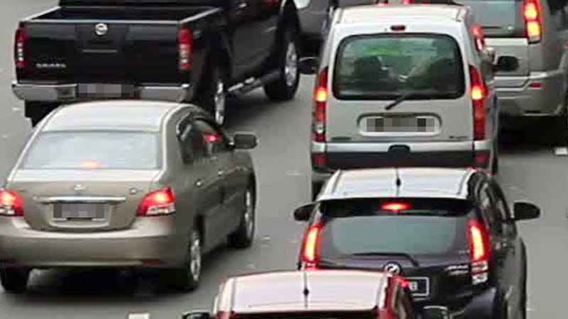 Auto contro moto: un ferito grave e traffico paralizzato