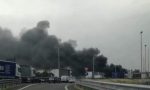 Veicolo in fiamme sulla Tangenziale Ovest: traffico paralizzato FOTO