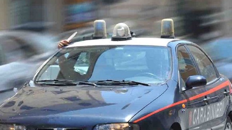 Tre uomini inseguiti dai carabinieri, uno riesce a scappare e spara ai militari