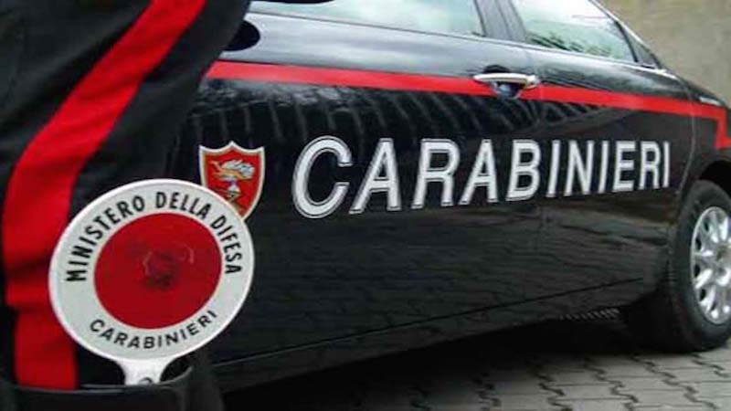 Minaccia con una siringa i clienti e rapina cartoleria: arrestato