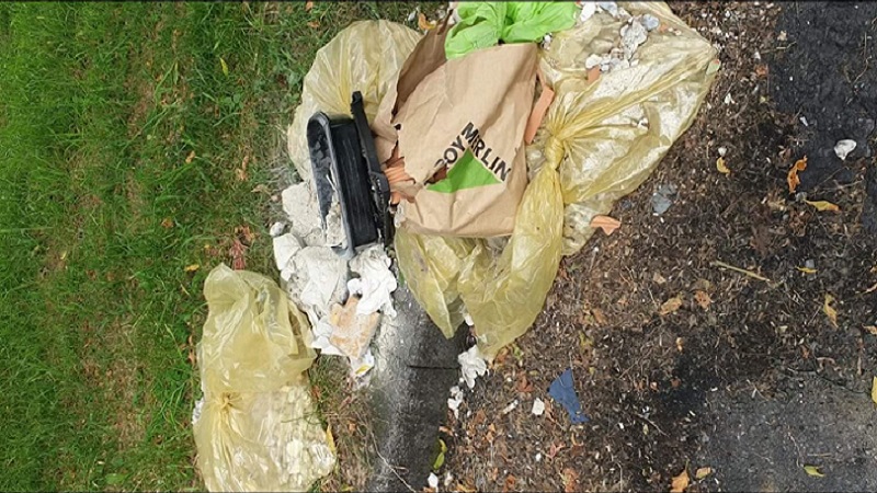 Scarica rifiuti e macerie nel parcheggio, una coppia lo segnala