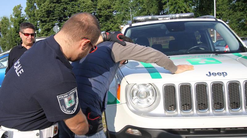 Non si fermano all’alt e scappano, scatta l’inseguimento